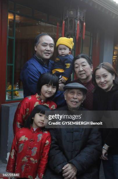 Rendezvous With The Li With Family In Beijing, Heir Of The Culinary Imperiale Tradition. La famille LI, réunissant trois générations, posant dans la...