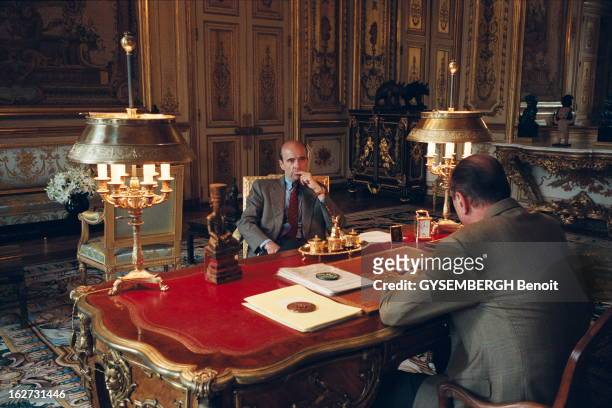 Alain Jupp? Received At The Elysee By Jacques Chirac. Alain JUPPE est re?u ? l'Elys?e par Jacques CHIRAC : les deux hommes assis face ? face dans le...