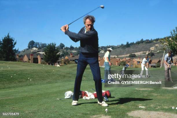 Clint Eastwood. Clint EASTWOOD, maire de Carmel, en Californie, se détend en pratiquant le golf. Février 1987.