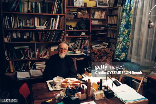 Abbe Pierre In His Office In Esteville. L'abbé PIERRE dans son bureau à ESTEVILLE en Normandie, une halte devenue maison de retraite pour les vieux...