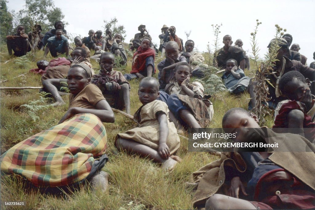 Tutsis In Rwanda Genocide Of Tutsis By Hutu. Un groupe de rescapés encore armés de ...