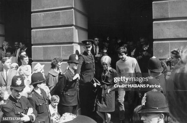 Marriage Of Catherine Deneuve And David Bailey. Mariage civil pour Catherine DENEUVE et David BAILEY : le couple sortant de la mairie de Saint...