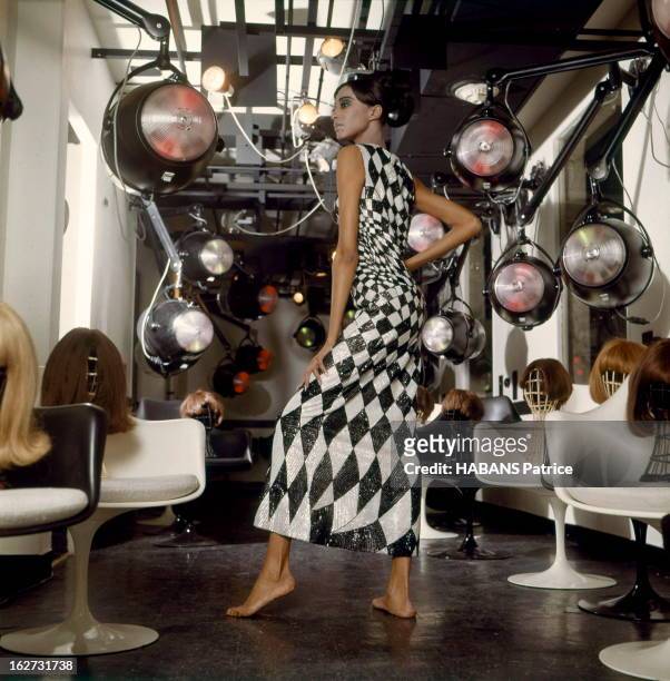 Donyale Luna And Eleven 'Match' Photographers Present 1966 Fashion. Mode printemps 1966 vue par Patrice Habans. La cover girl américaine Donyale...