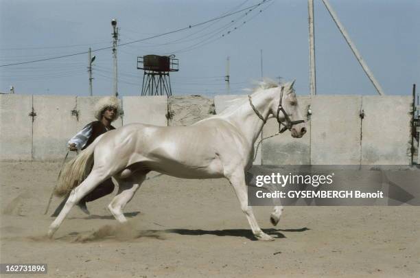 The Land Of The Terrible Ubu. Le TURKMENISTAN, ancienne république soviétique, est dirigé par un autocrate mégalomaniaque s'amusant à réduire son...