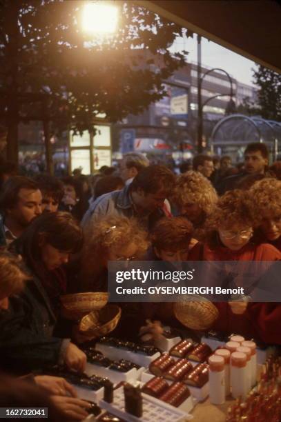 The Fall Of The Berlin Wall. Ouverture du mur de Berlin. En proie à une incroyable frénésie de consommation les Allemands de l'Est se précipitent au...