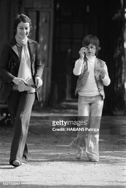 Rendezvous With Annie Girardot. Annie GIRARDOT et sa fille Giulia SALVATORI se promenant dans le quartier de la place des Vosges à Paris.