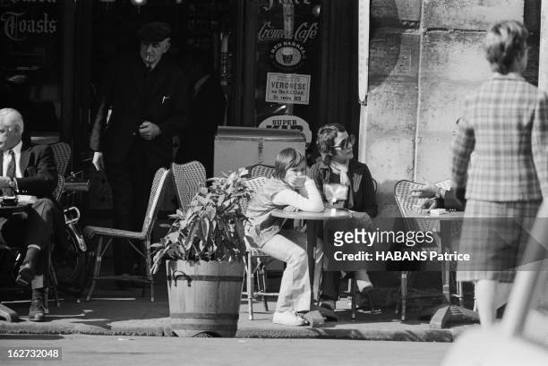 Rendezvous With Annie Girardot. Annie GIRARDOT et sa fille Giulia SALVATORI à la terrasse d'un bistrot de la place des Vosges à Paris.