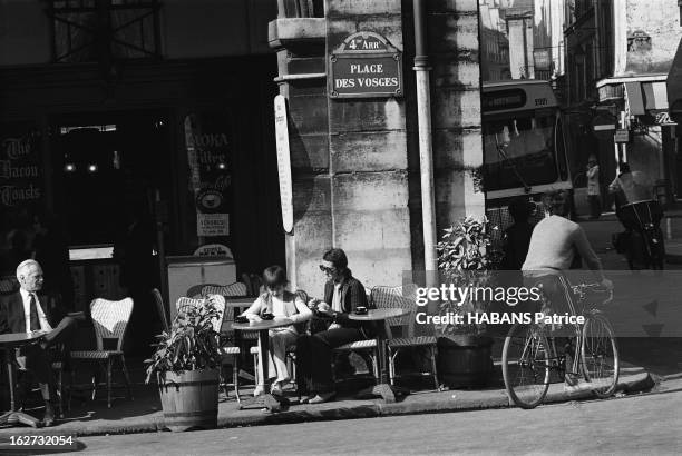 Rendezvous With Annie Girardot. Annie GIRARDOT et sa fille Giulia SALVATORI à la terrasse d'un bistrot de la place des Vosges à Paris.