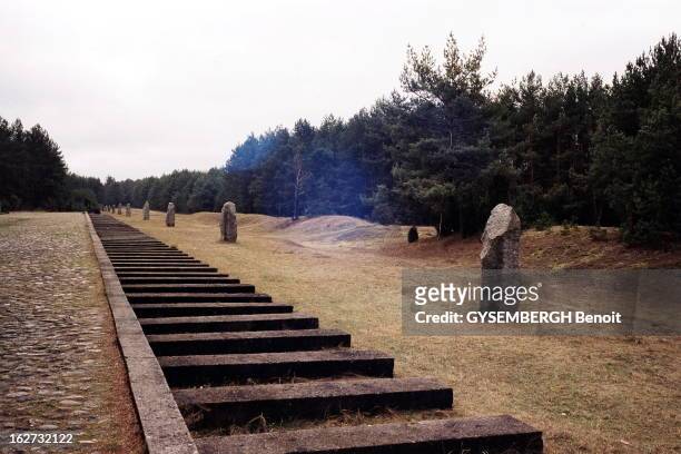 Treblinka. Le voyage vers TREBLINKA, dans des wagons à bestiaux, s'achevait sur ce chemin, reconstitué au moyen de traverses.