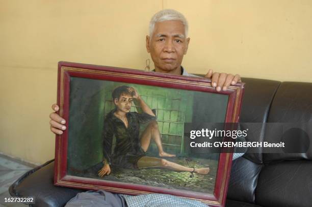 Cambodia, Victims And Executioners After 30 Years. Le peintre Vann NATH, l'un des sept rescapés de l'ex-école de Tuol Sleng, l'ancien camp de...