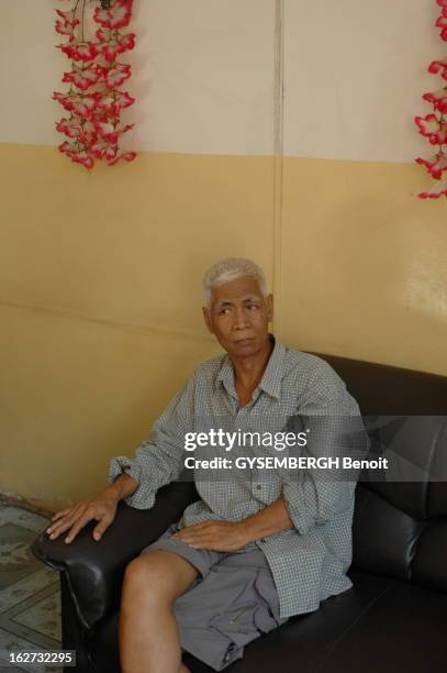 Cambodia, Victims And Executioners After 30 Years. Le peintre Vann NATH, l'un des sept rescapés de l'ex-école de Tuol Sleng, l'ancien camp de...