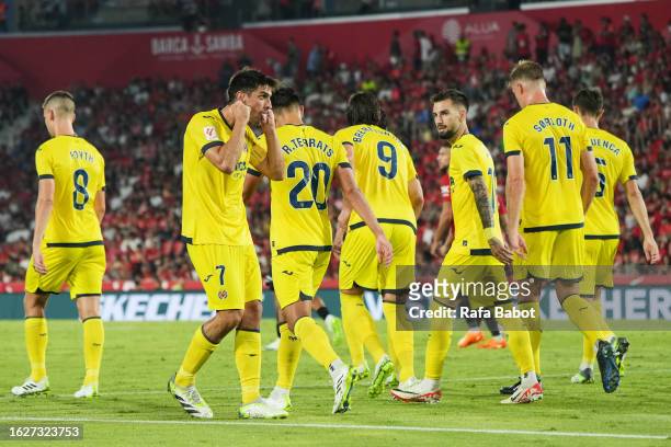 Gerard Moreno of Villareal CF celebrates scoring his team´s first goal with teammates during the LaLiga EA Sports match between RCD Mallorca and...