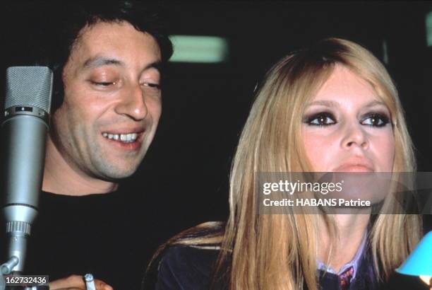 Brigitte Bardot. Brigitte BARDOT et Serge GAINSBOURG dans un studio,... News Photo - Getty Images