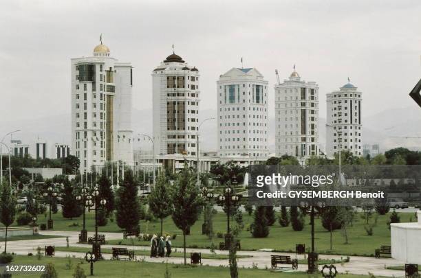 The Land Of The Terrible Ubu. Le TURKMENISTAN, ancienne république soviétique, est dirigé par un autocrate mégalomaniaque s'amusant à réduire son...