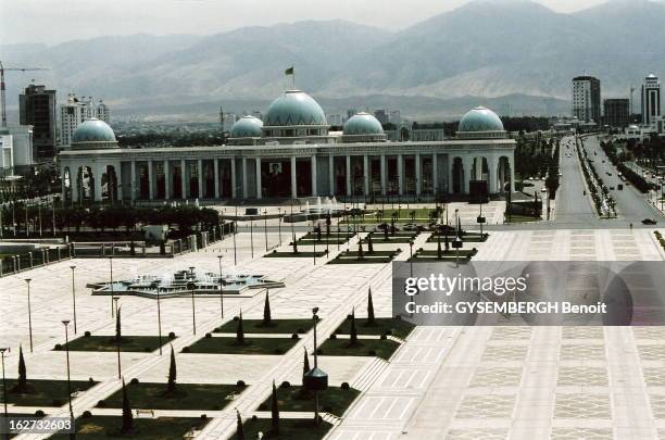 The Land Of The Terrible Ubu. Le TURKMENISTAN, ancienne république soviétique, est dirigé par un autocrate mégalomaniaque s'amusant à réduire son...