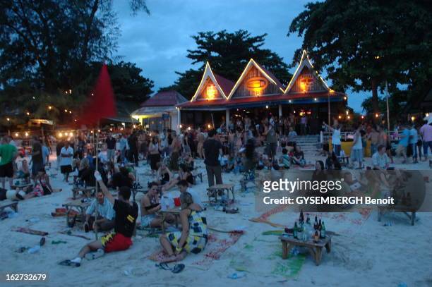 The Full Moon Party In Thailand. La 'Full Moon Party' sur l'île de KOH PHANGAN en THAILANDE est la plus grande fête d'Asie célébrant la pleine lune...