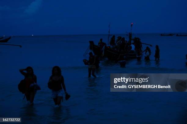 The Full Moon Party In Thailand. La 'Full Moon Party' sur l'île de KOH PHANGAN en THAILANDE est la plus grande fête d'Asie célébrant la pleine lune...