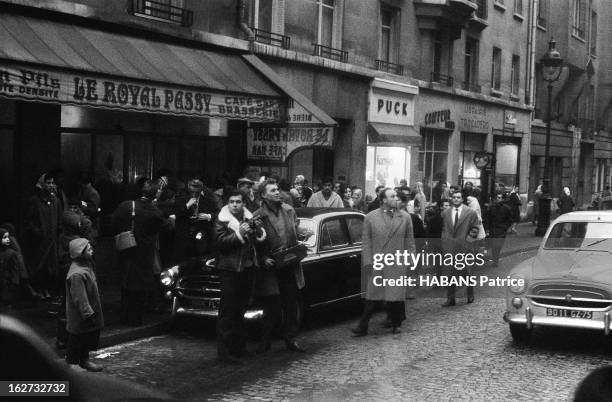 Brigitte Bardot And Jacques Charrier: The Birth Of Their Son Nicolas. Des badauds devant le 71 avenue Paul Doumer, à Paris, pour la naissance de...