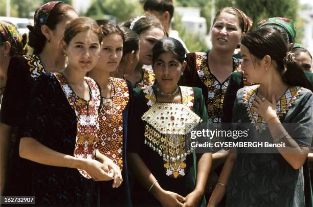 The Land Of The Terrible Ubu. Le TURKMENISTAN, ancienne république soviétique, est dirigé par un autocrate mégalomaniaque s'amusant à réduire son...