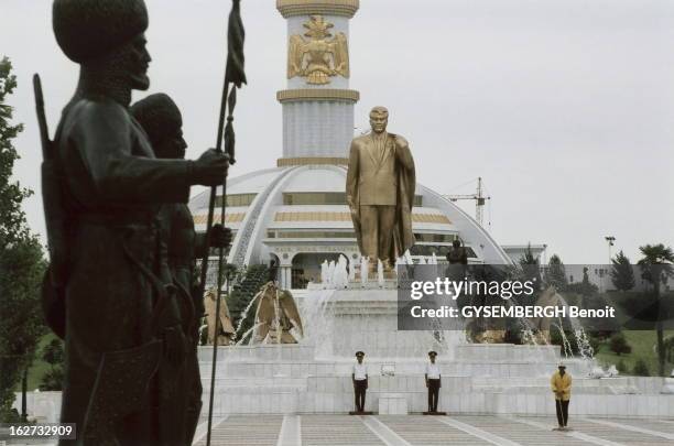 The Land Of The Terrible Ubu. Le TURKMENISTAN, ancienne république soviétique, est dirigé par un autocrate mégalomaniaque s'amusant à réduire son...