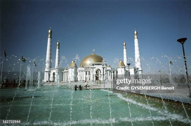 The Land Of The Terrible Ubu. Le TURKMENISTAN, ancienne république soviétique, est dirigé par un autocrate mégalomaniaque s'amusant à réduire son...