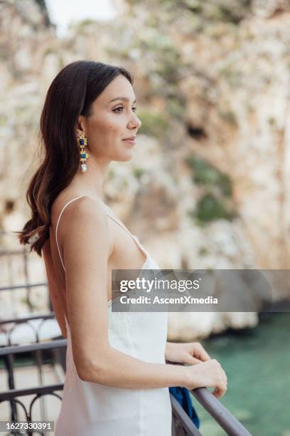 braut steht auf balkon über meer - europe bride stock-fotos und bilder