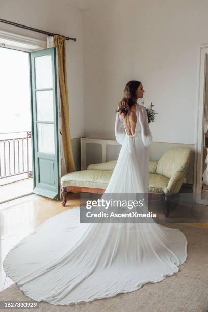 la sposa si rilassa prima della cerimonia - abito da sposa foto e immagini stock