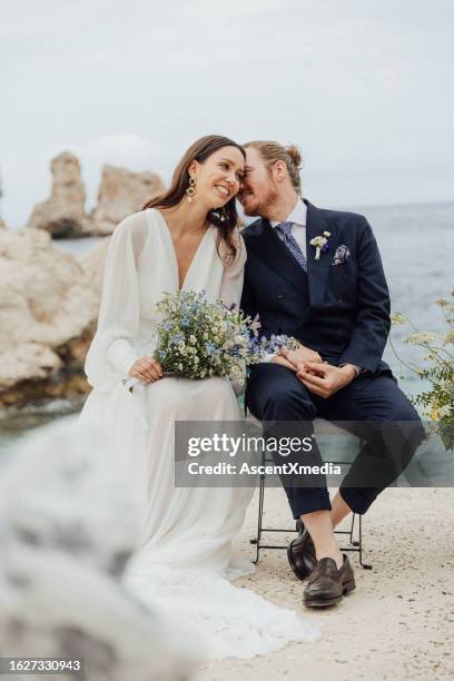 braut und bräutigam bei der hochzeitszeremonie im freien - hochzeit stock-fotos und bilder