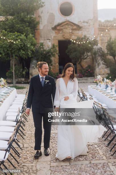 braut und bräutigam bei der hochzeitszeremonie im freien - hochzeitspaar stock-fotos und bilder