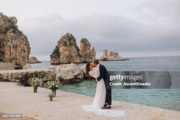 mariée et marié lors d’une cérémonie de mariage à l’extérieur - cérémonie du mariage photos et images de collection