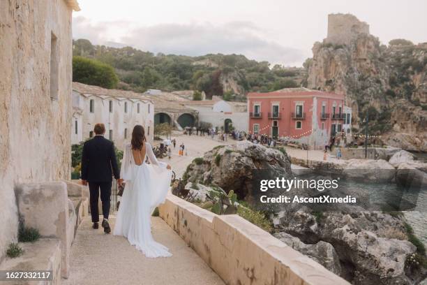 braut und bräutigam bei der hochzeitszeremonie im freien - hochzeit stock-fotos und bilder