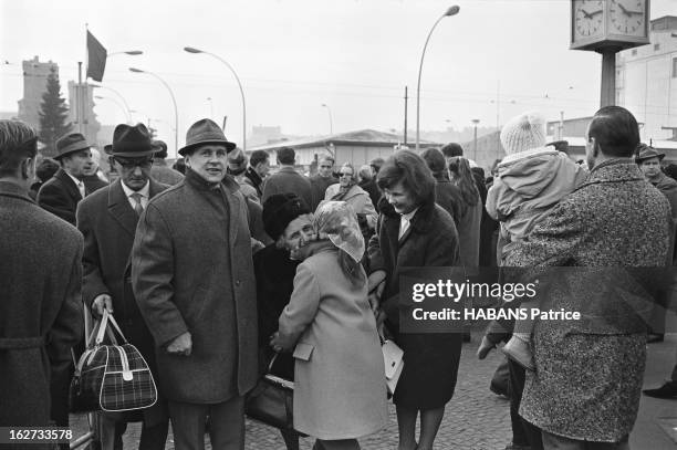 The Berlin Wall Opens For Christmas. Le Mur de Berlin s'ouvre à l'occasion de Noël 1964. Ils arrivent. Colis en main, les Berlinois de l'ouest...