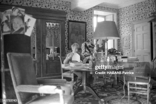 Jean Cocteau At Home In Milly La Foret. Milly-la-Forêt, mars 1960 : Jean COCTEAU reçoit l'équipe de 'Paris Match' dans sa gentilhommière : derrière...