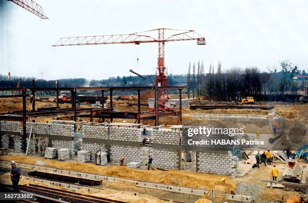 The Site Parly Ii. Avril 1966 - Construction du centre commercial et des résidences Parly 2 au Chesnay près de Versailles . Ici, le chantier de...