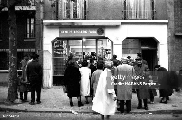 Edouard Leclerc Set Out To Conquer The Paris Region: Meeting. Issy-les-Moulineaux, novembre 1959 : dix après avoir débuté dans l'épicerie à...