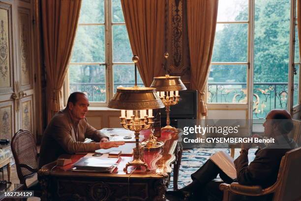 Alain Jupp? Received At The Elysee By Jacques Chirac. Alain JUPPE est re?u ? l'Elys?e par Jacques CHIRAC : les deux hommes conversant, assis face ?...