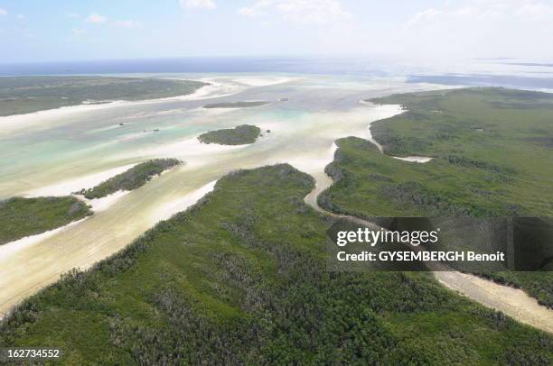 The Island Of Europa. Les cinq îles Eparses appartiennent à la France et constituent le 5e district des Taaf . Ce sont des ilots stratégiques situés...