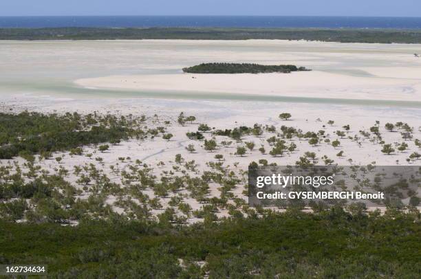 The Island Of Europa. Les cinq îles Eparses appartiennent à la France et constituent le 5e district des Taaf . Ce sont des ilots stratégiques situés...