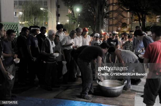 The Economic Crisis In Japan: Tokyo, The Shame Soup Kitchen. Tokyo, Août 2009 : distribution de nourriture à la nuit tombée dans le jardin de Miyaké,...