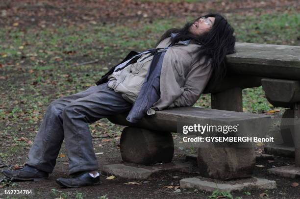 The Economic Crisis In Japan: Tokyo, The Shame Soup Kitchen. Tokyo, septembre 2009 : dans le parc de Yoyogi, des centaines de chômeurs sont venus...