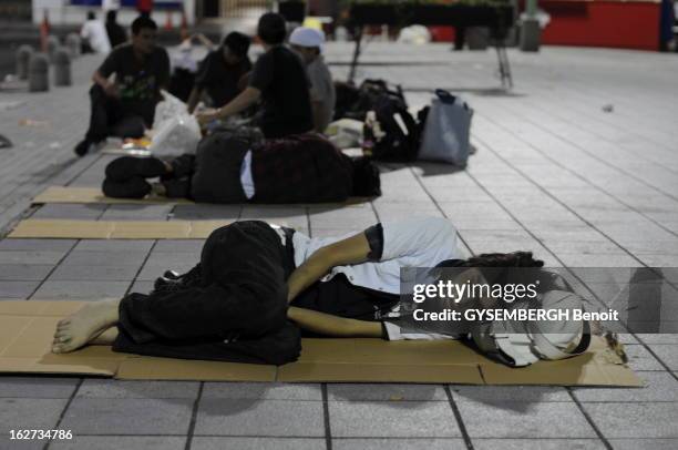 The Economic Crisis In Japan: Tokyo, The Shame Soup Kitchen. Tokyo, Août 2009 : ils sont une cinquantaine de sans-abri à dormir sur cette place de...