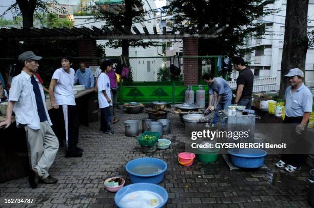 The Economic Crisis In Japan: Tokyo, The Shame Soup Kitchen. Tokyo, Août 2009 : distribution de nourriture à la nuit tombée dans le jardin de Miyaké,...