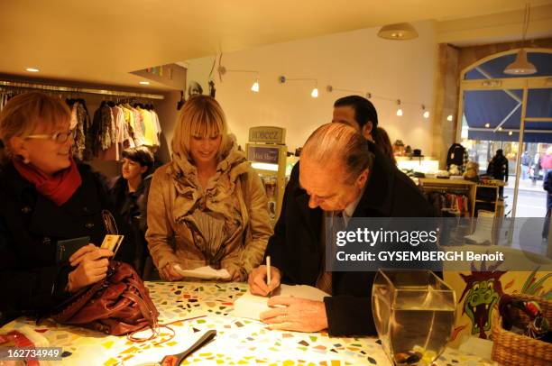 Jacques And Bernadette Chirac At The Book Fair Of Brive. Jacques CHIRAC à TULLE après avoir passé la matinée à la Foire du livre de Brive où il a...