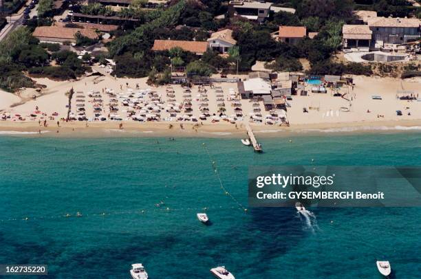 Club 55. Vue aérienne de la plage privée du Club 55 à Saint-Tropez. Août 2002.
