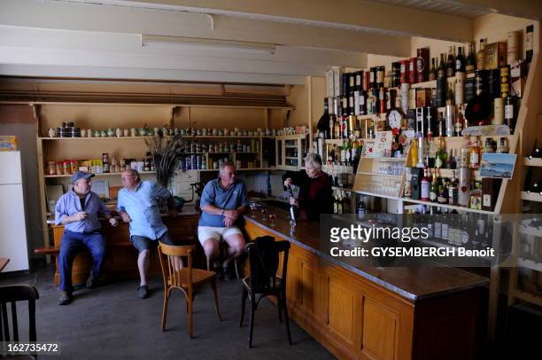 The Bars In Danger. Dans les villages, les patrons de bars-restaurants - épicerie - petits commerces sont indispensables à la vie sociale. Ils...
