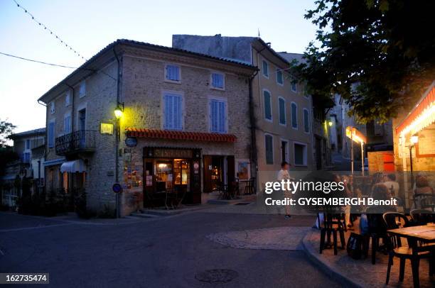 The Bars In Danger. Dans les villages, les patrons de bars-restaurants - épicerie - petits commerces sont indispensables à la vie sociale. Ils...