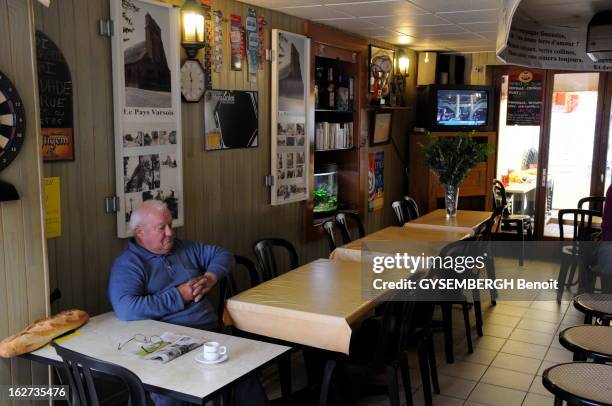 The Bars In Danger. Dans les villages, les patrons de bars-restaurants - épicerie - petits commerces sont indispensables à la vie sociale. Ils...