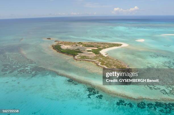 The Archipelago Of Glorious. Les cinq îles Eparses appartiennent à la France et constituent le 5e district des Taaf . Ce sont des ilots stratégiques...