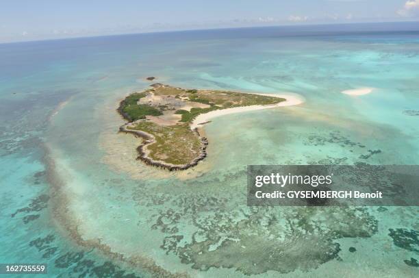 The Archipelago Of Glorious. Les cinq îles Eparses appartiennent à la France et constituent le 5e district des Taaf . Ce sont des ilots stratégiques...