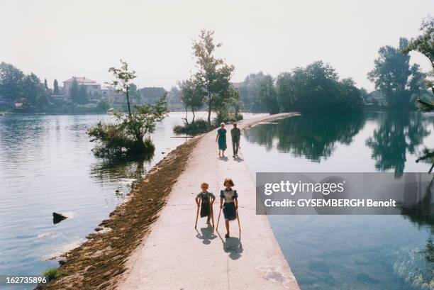 War In Bosnia And Herzegovina: Martyr Children Of Bihac. Bosnie-Herzégovine - Août 1995 - Les enfants victimes de la guerre - Sanja, 7 ans, serbe...